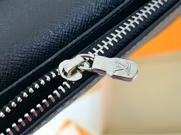 LVコピーウォレット着用イメージ